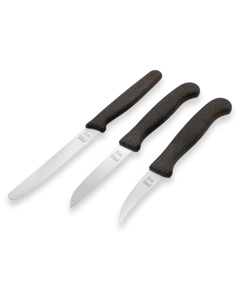 Kleines Messerset von FIVI in Anwendung, perfekt für detaillierte Küchenaufgaben, präsentiert auf einem Holzbrett mit Zutaten, hervorhebt die Vielseitigkeit und Präzision der Messer.