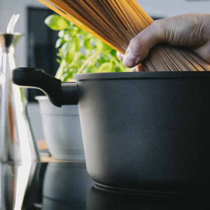 Spaghetti werden in den FIVI Bratentopf KURT gefüllt.