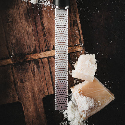 Der Microplane Zester mit geriebenem Parmesan