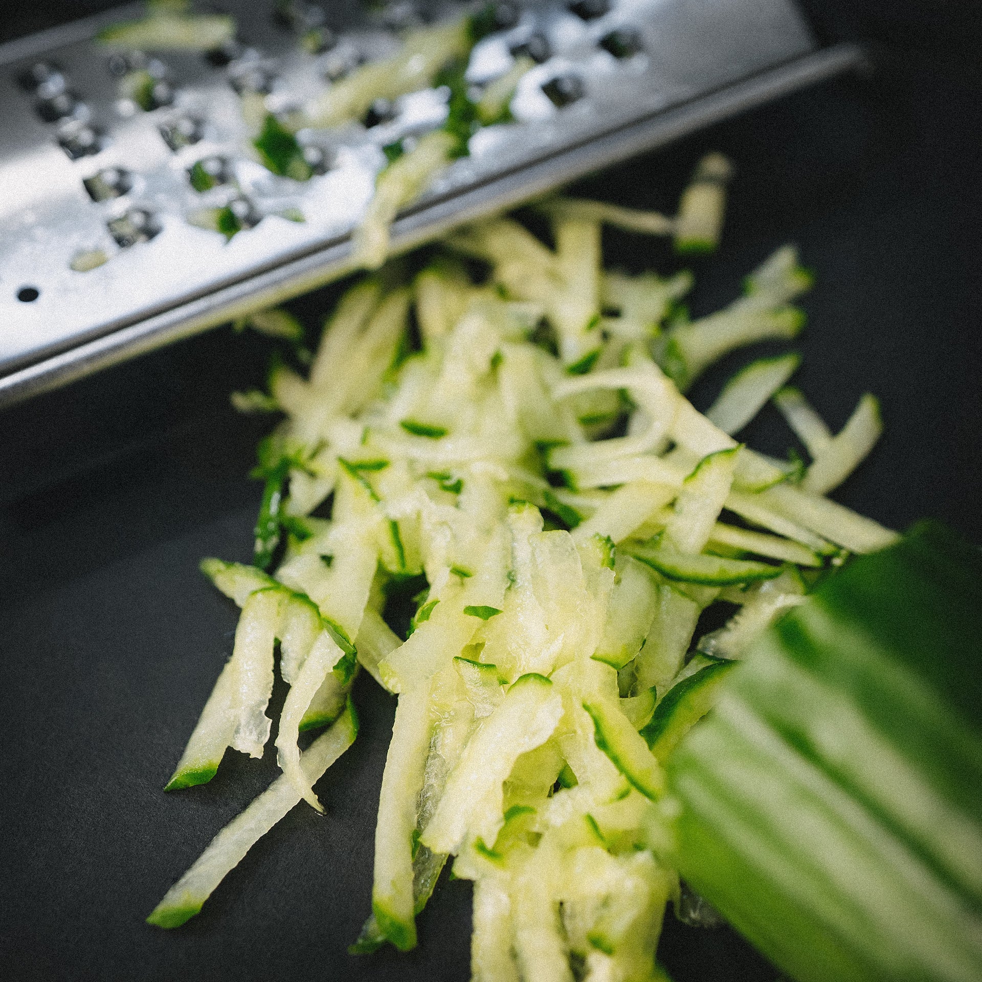 Die extragrobe Microplane Reibe mit geriebener Gurke