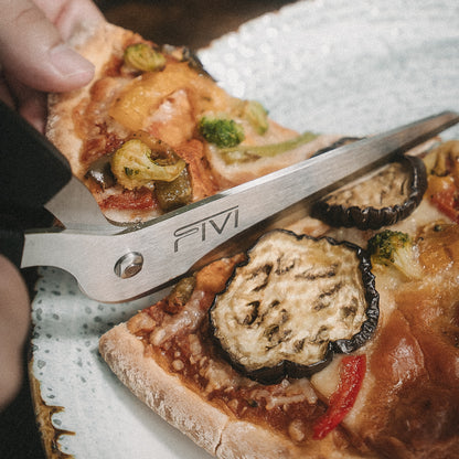 Die FIVI Pizzaschere PEPE schneidet eine Pizza