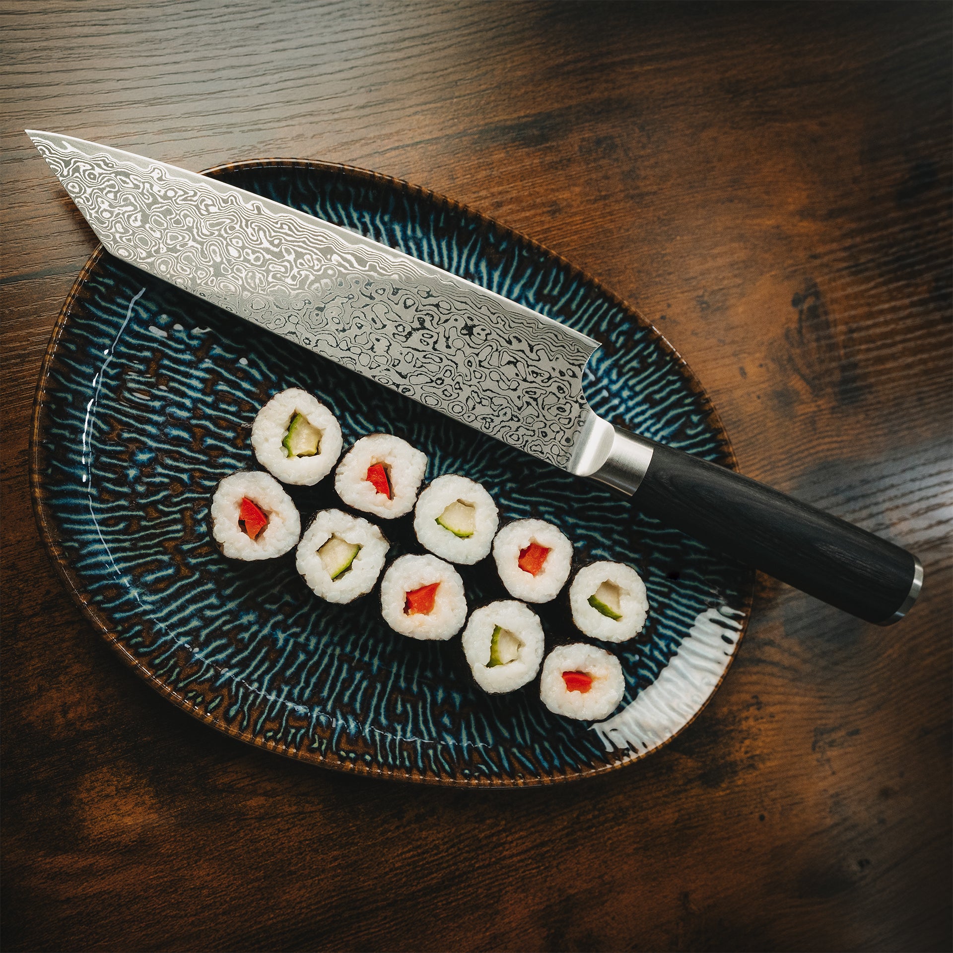 Draufsicht: Das FIVI Yuno Kiritsuke auf einem dunklen Teller, angerichtet mit einer Auswahl an Sushi.