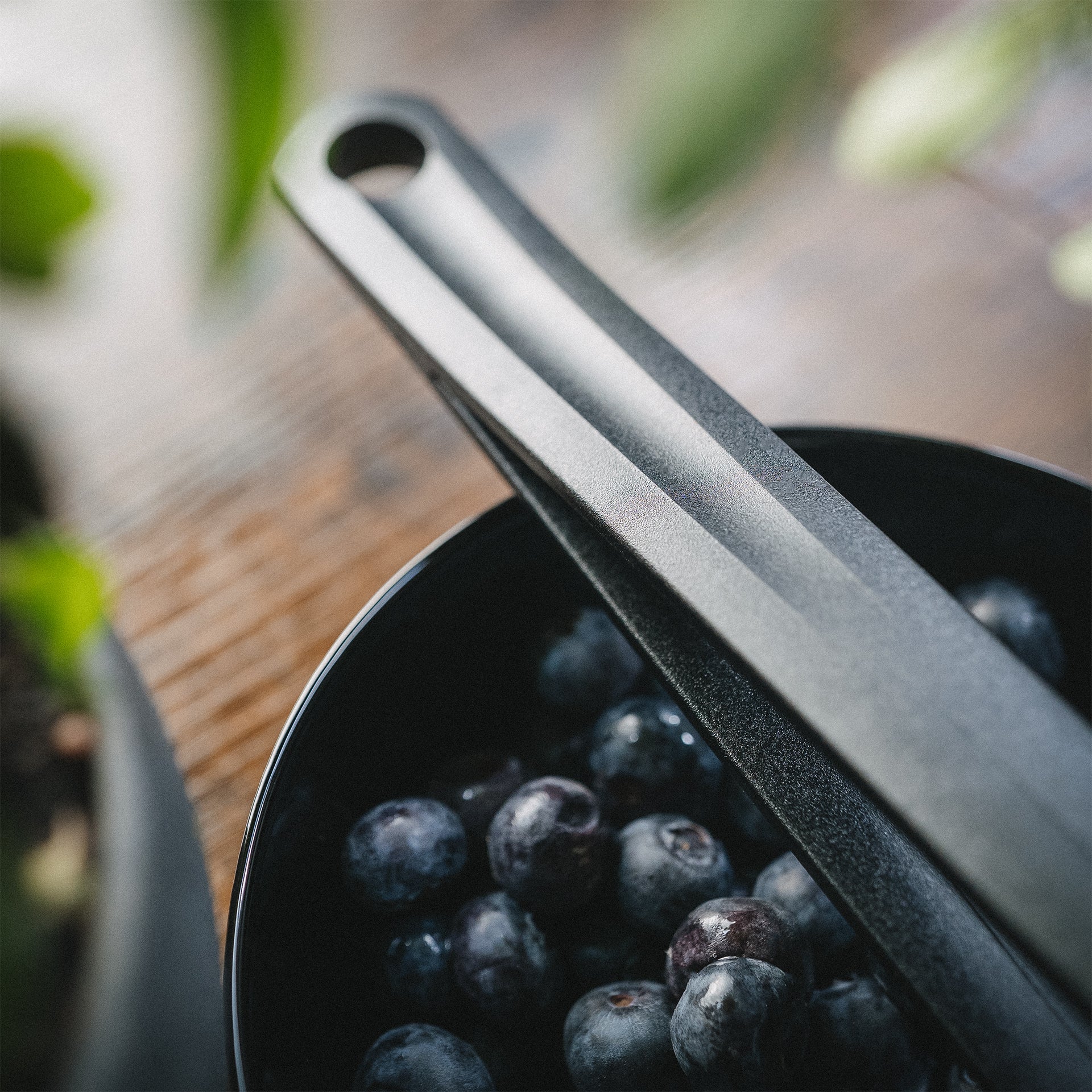 Die Stoneline Pinzette liegt auf einer Schale Blaubeeren.