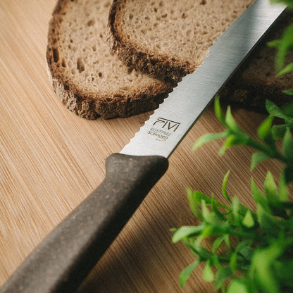 Das FIVI Brötchenmesser TIMO auf einer Brotscheibe