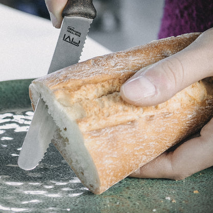 Das FIVI Brötchenmesser TIMO schneidet ein Baguette auf.