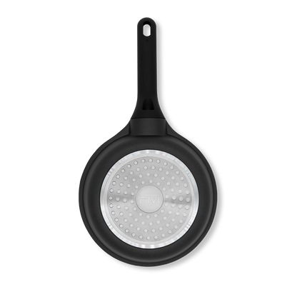 Unterseite der Utz Bratpfanne mit Induktionsboden und eingraviertem FIVI-Logo.