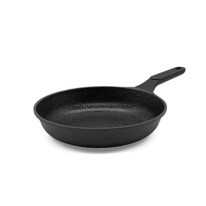 Schwarze Aluminium-Bratpfanne Vanessa mit Antihaftbeschichtung und ergonomischem Griff.
