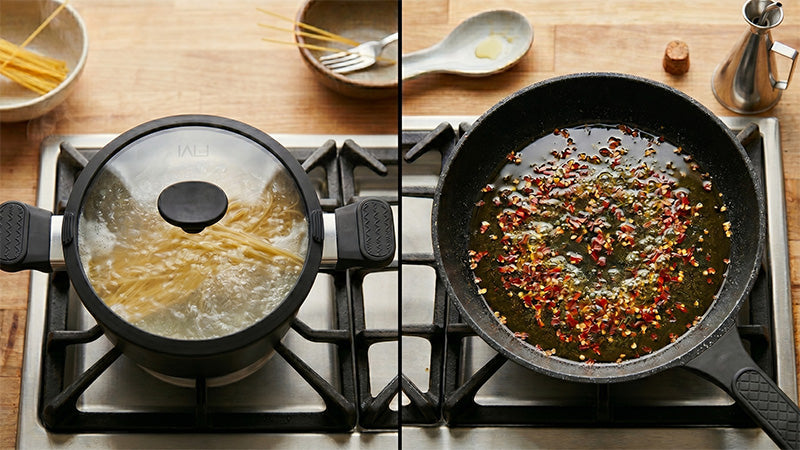 Geteilte Ansicht: Kochende Spaghetti im Topf (links) und brutzelnde Chiliflocken in Öl in einer Pfanne (rechts).