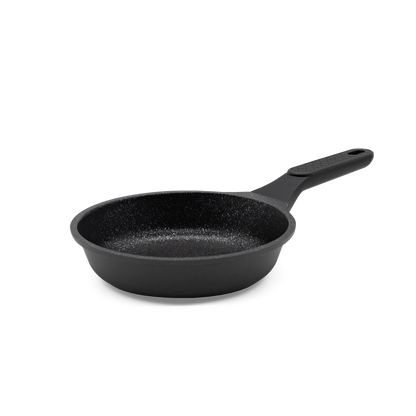 Schwarze Bratpfanne Utz mit Antihaftbeschichtung aus Guss-Aluminium.